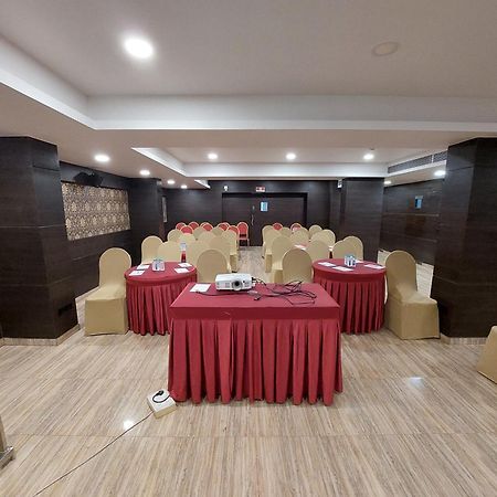 Central Beacon Hotel Surat Exterior foto