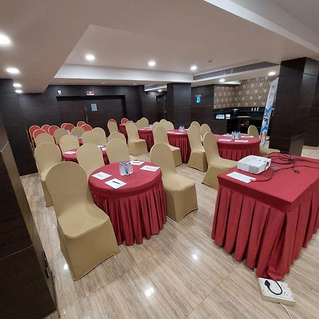 Central Beacon Hotel Surat Exterior foto