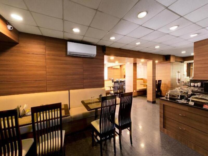 Central Beacon Hotel Surat Exterior foto