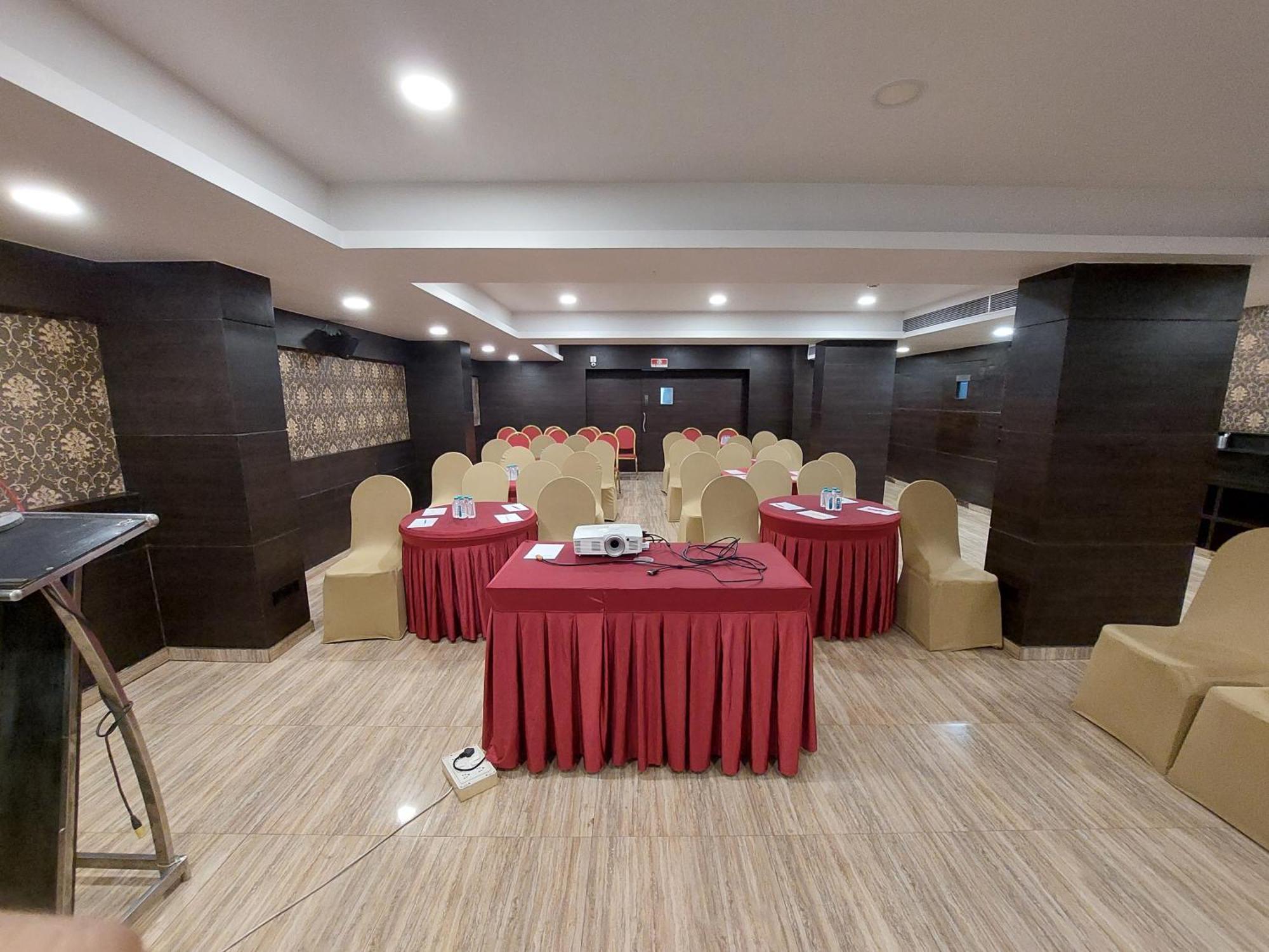 Central Beacon Hotel Surat Exterior foto