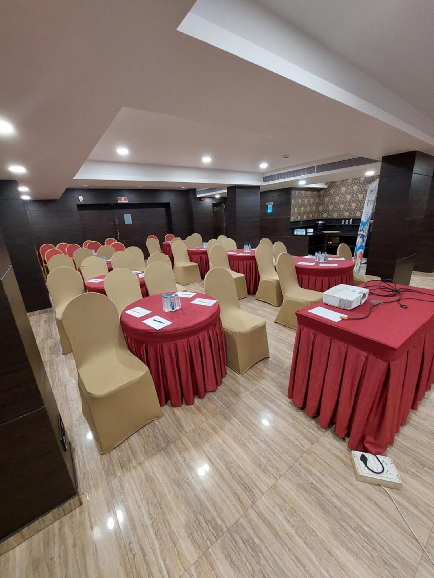 Central Beacon Hotel Surat Exterior foto