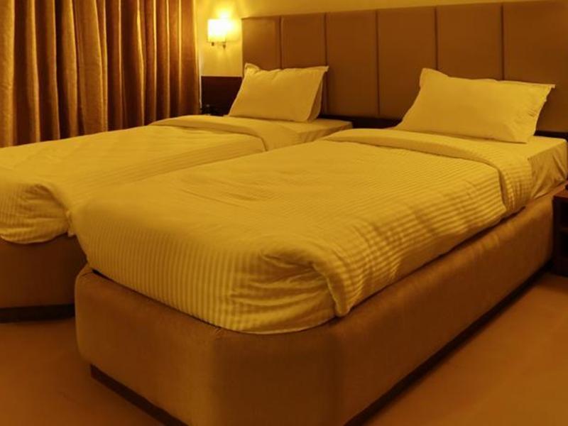 Central Beacon Hotel Surat Exterior foto