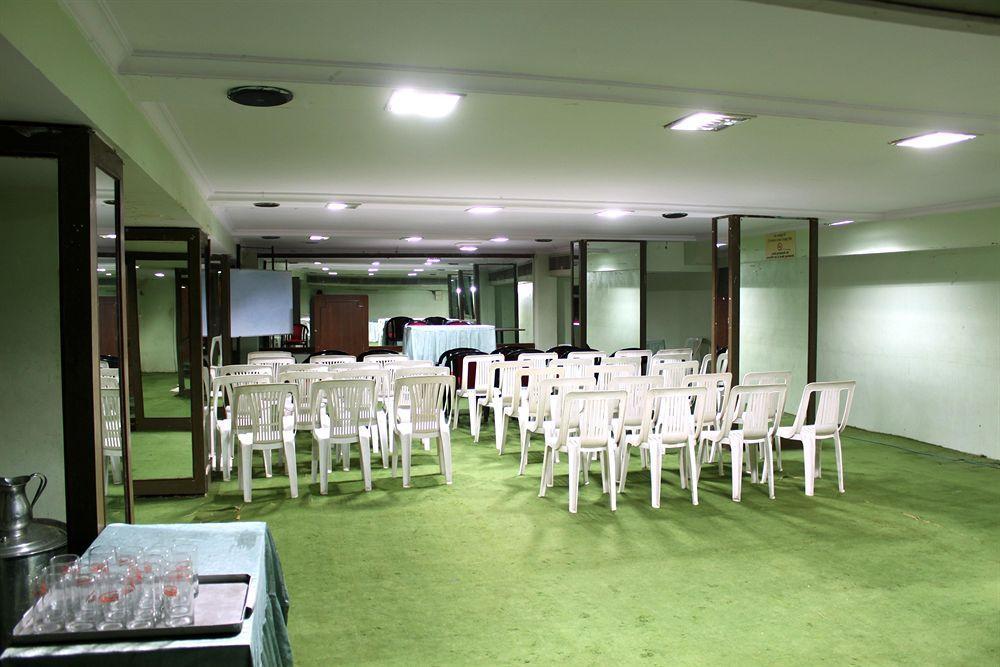 Central Beacon Hotel Surat Exterior foto