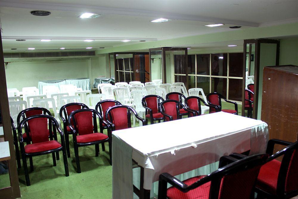 Central Beacon Hotel Surat Exterior foto