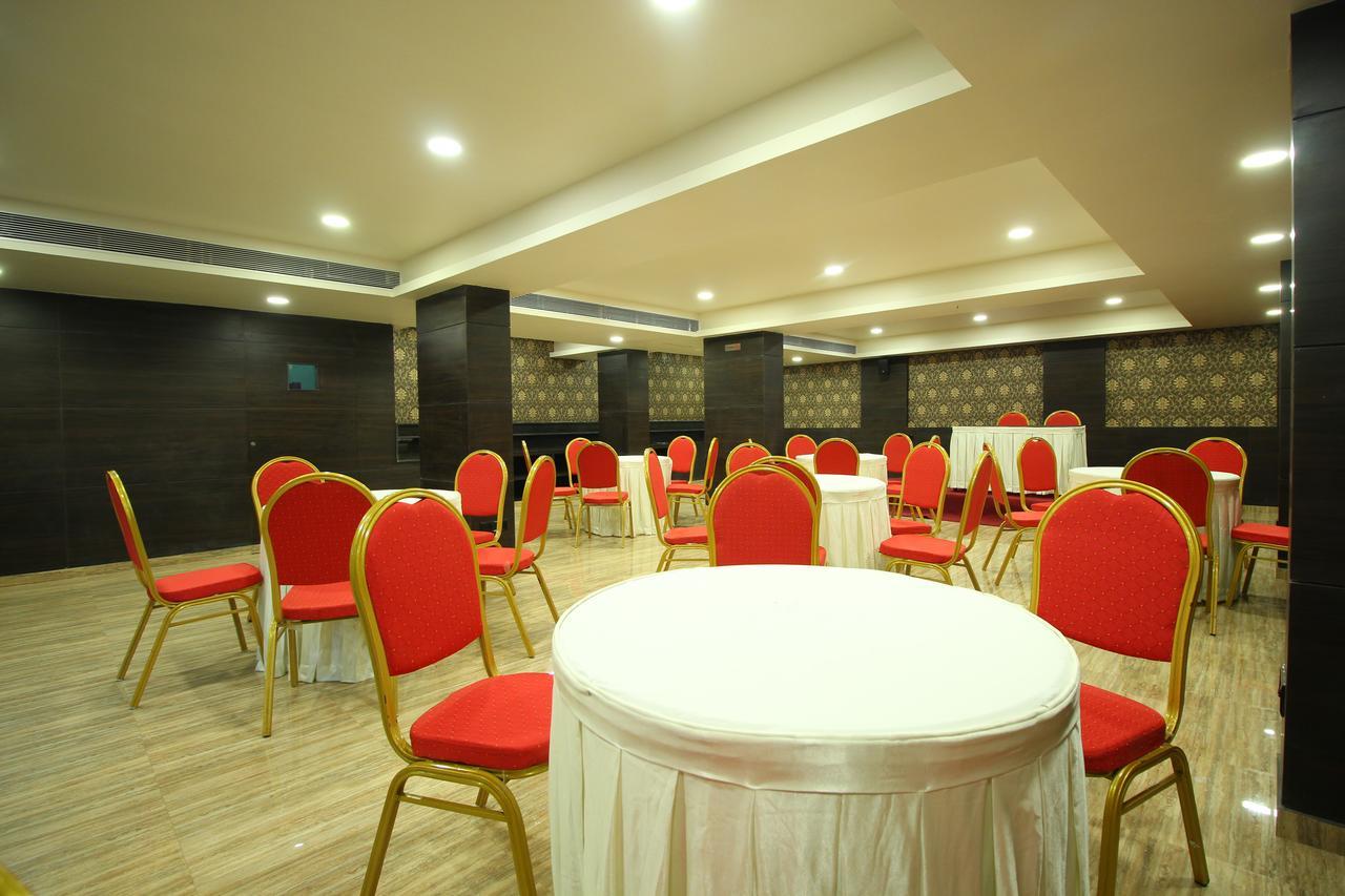 Central Beacon Hotel Surat Exterior foto