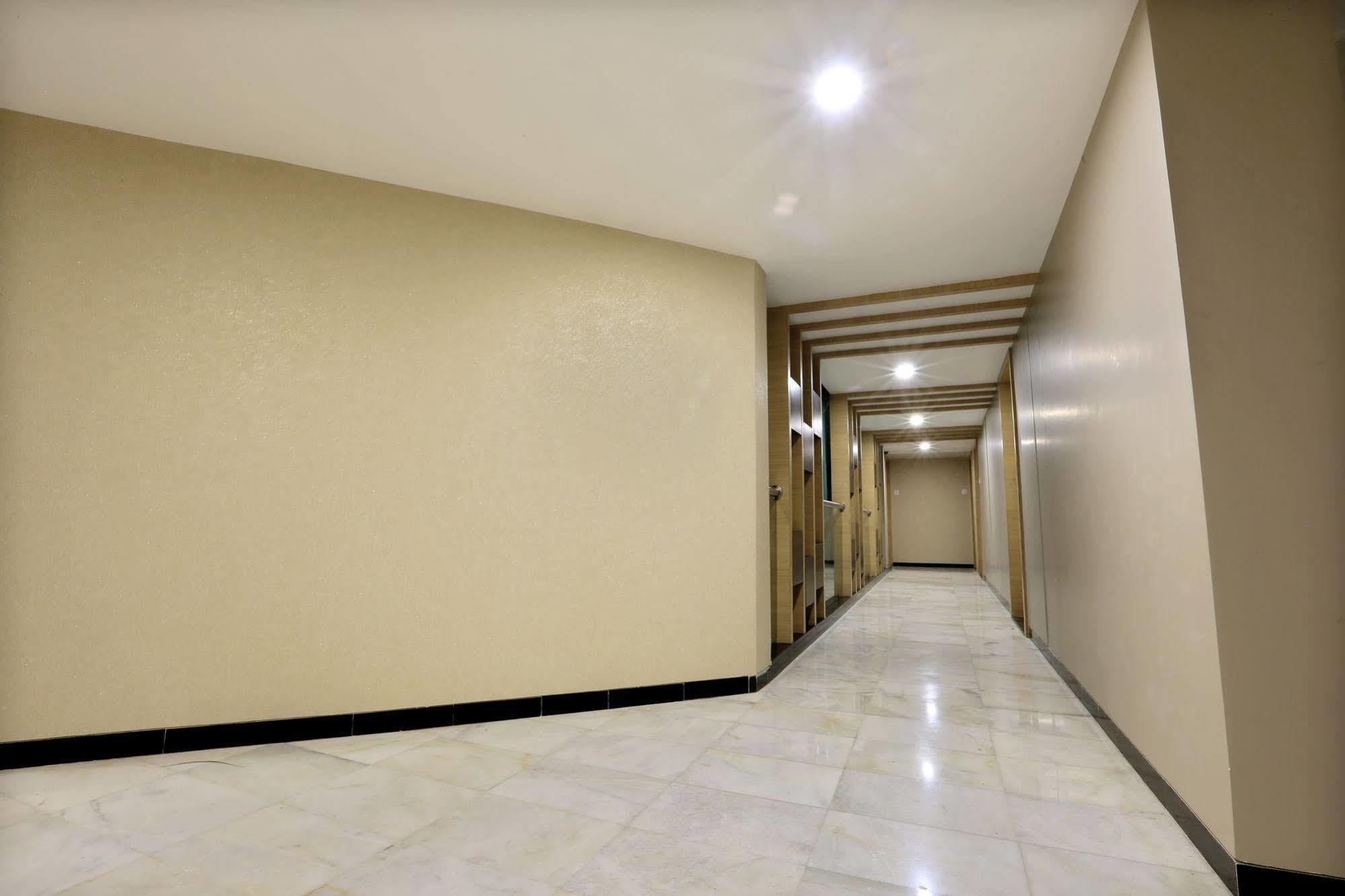 Central Beacon Hotel Surat Exterior foto