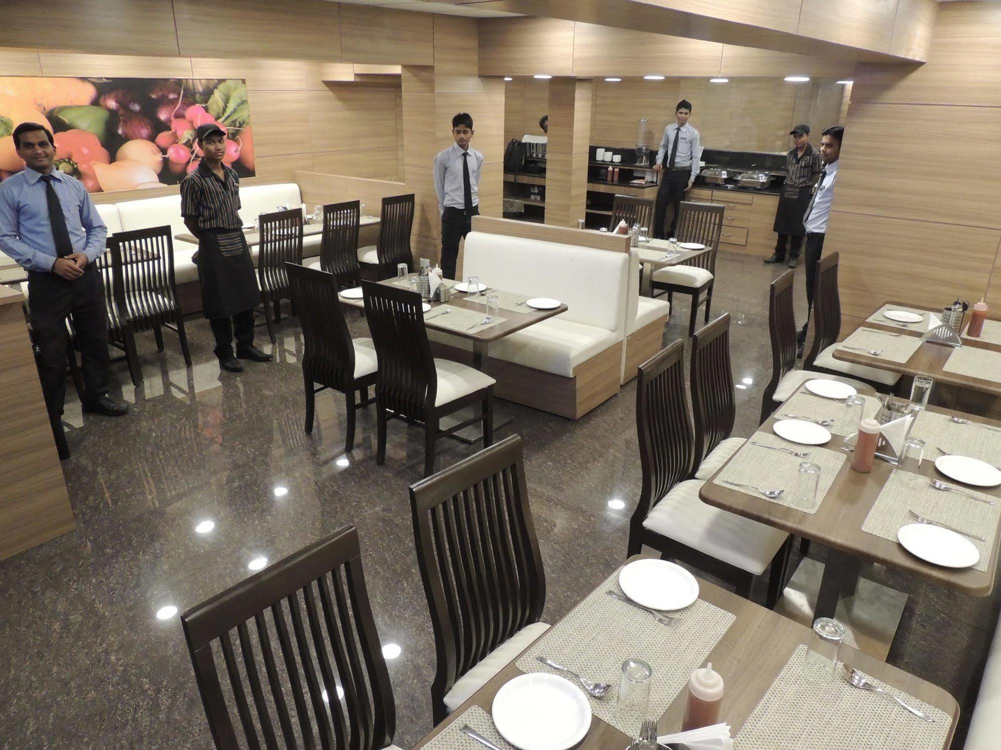 Central Beacon Hotel Surat Exterior foto