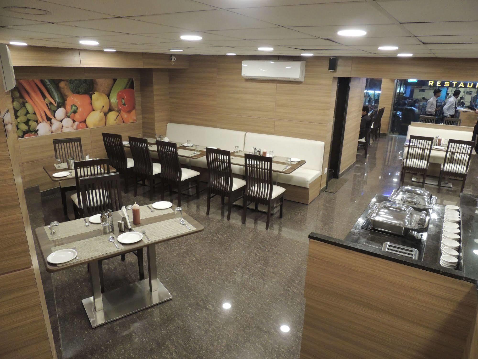 Central Beacon Hotel Surat Exterior foto