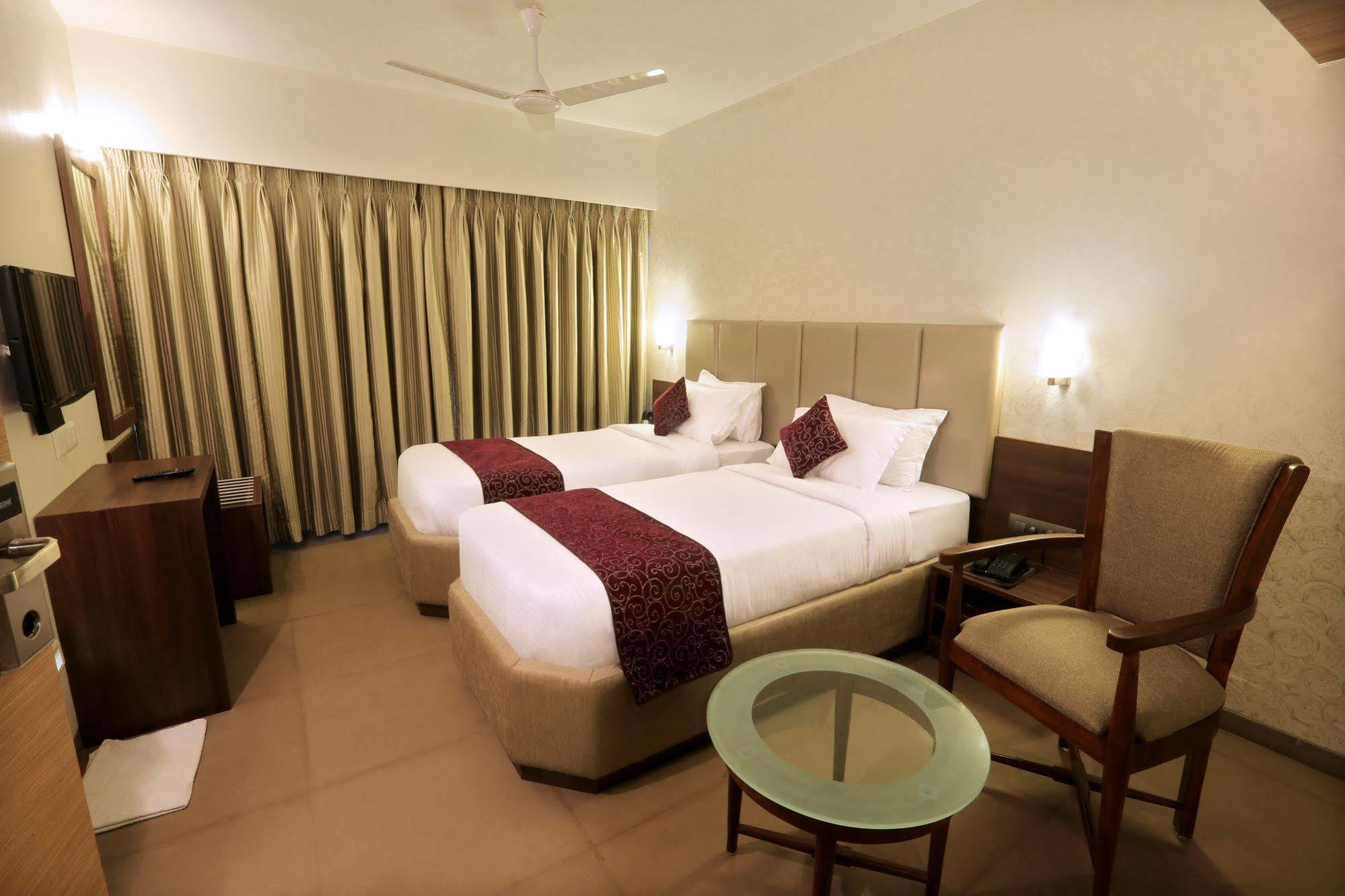Central Beacon Hotel Surat Exterior foto