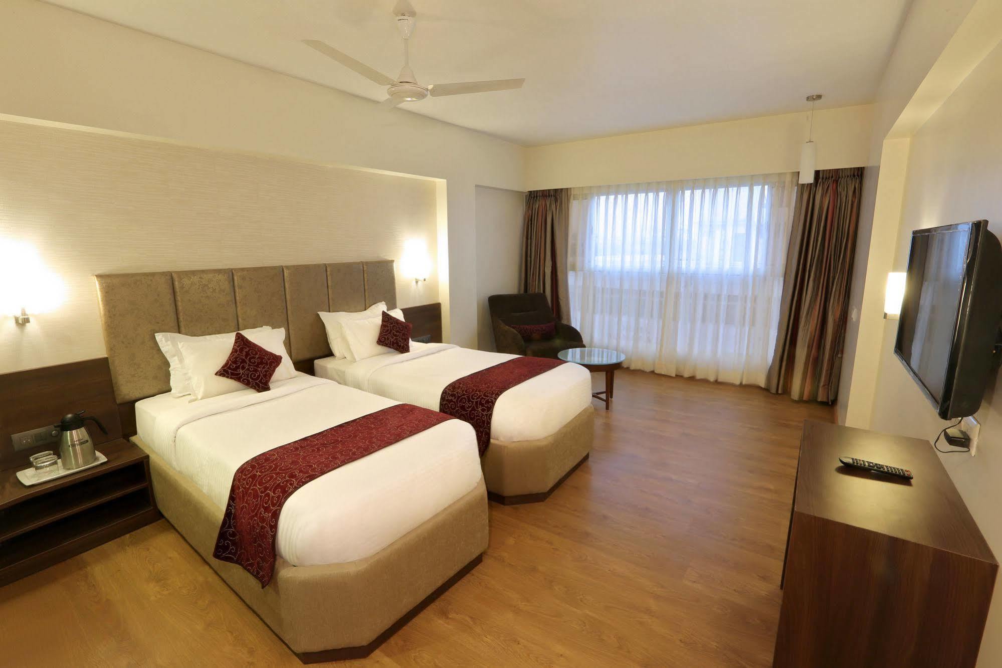 Central Beacon Hotel Surat Exterior foto