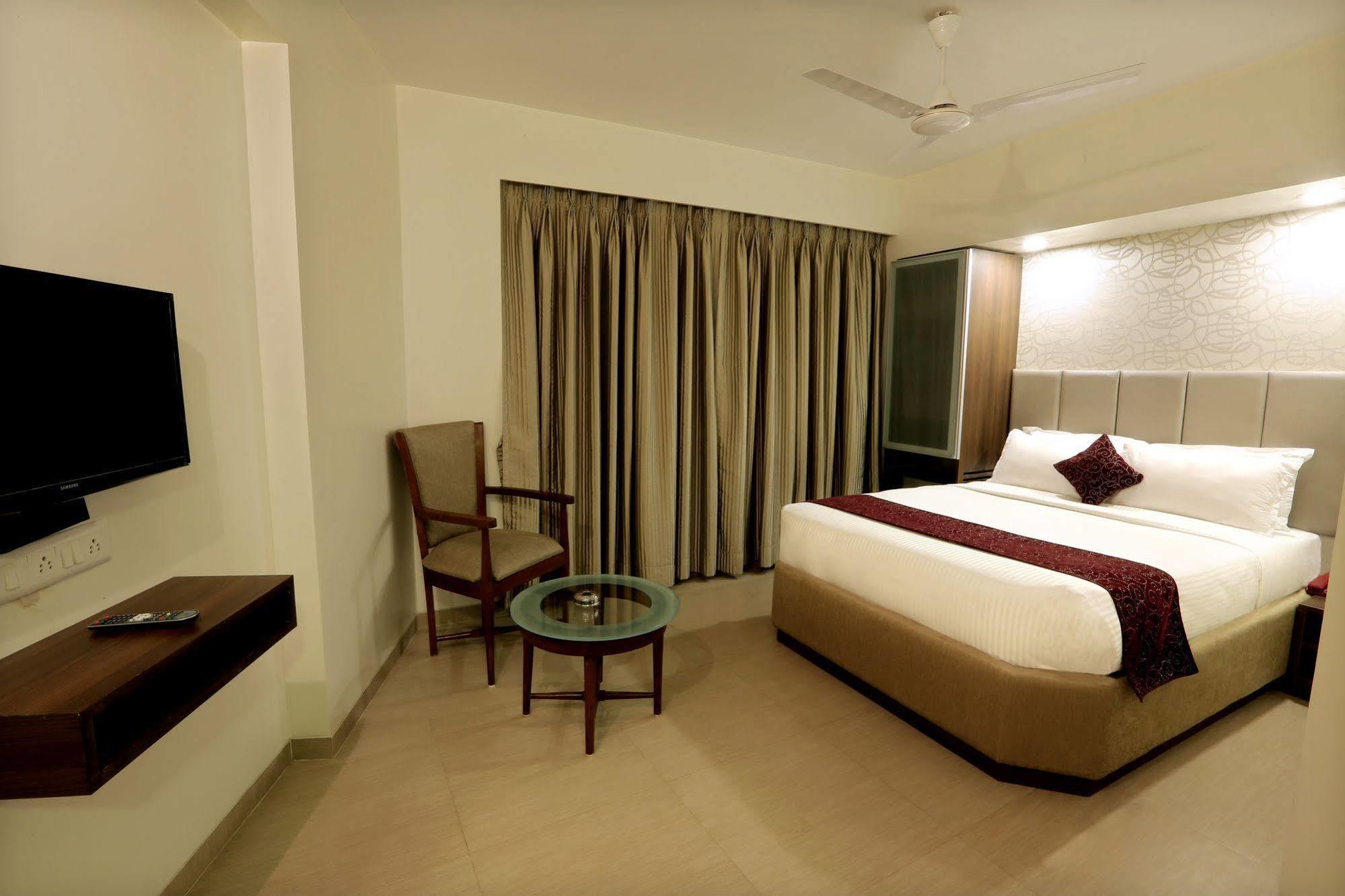 Central Beacon Hotel Surat Exterior foto