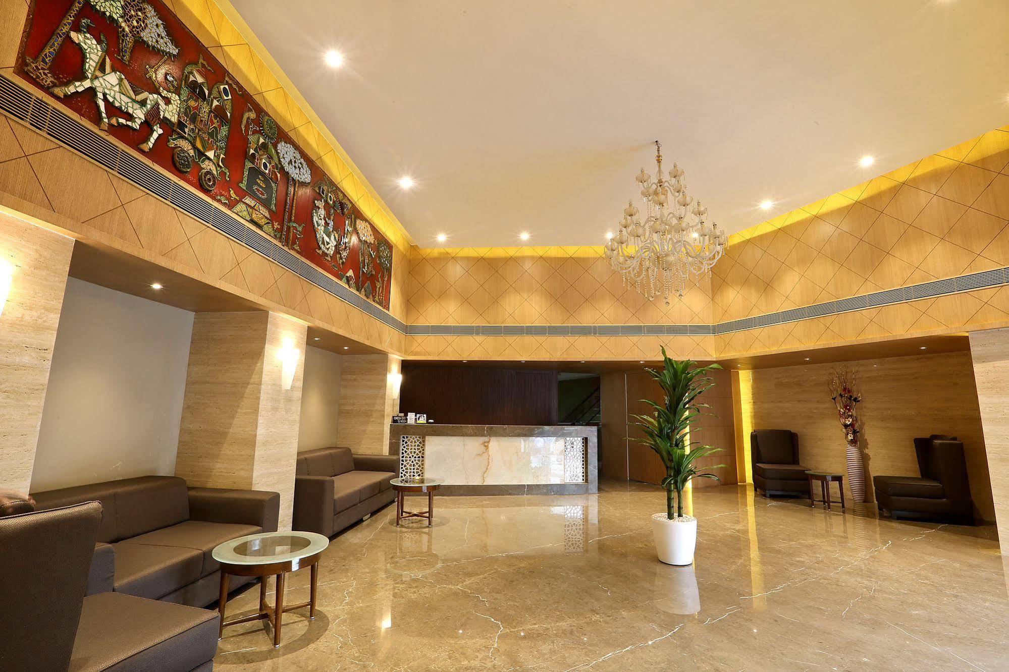 Central Beacon Hotel Surat Exterior foto