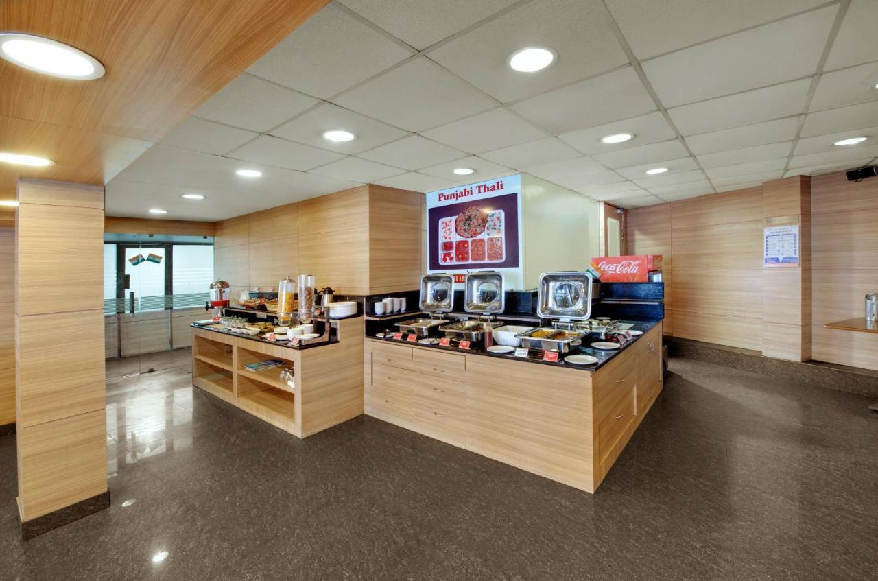Central Beacon Hotel Surat Exterior foto
