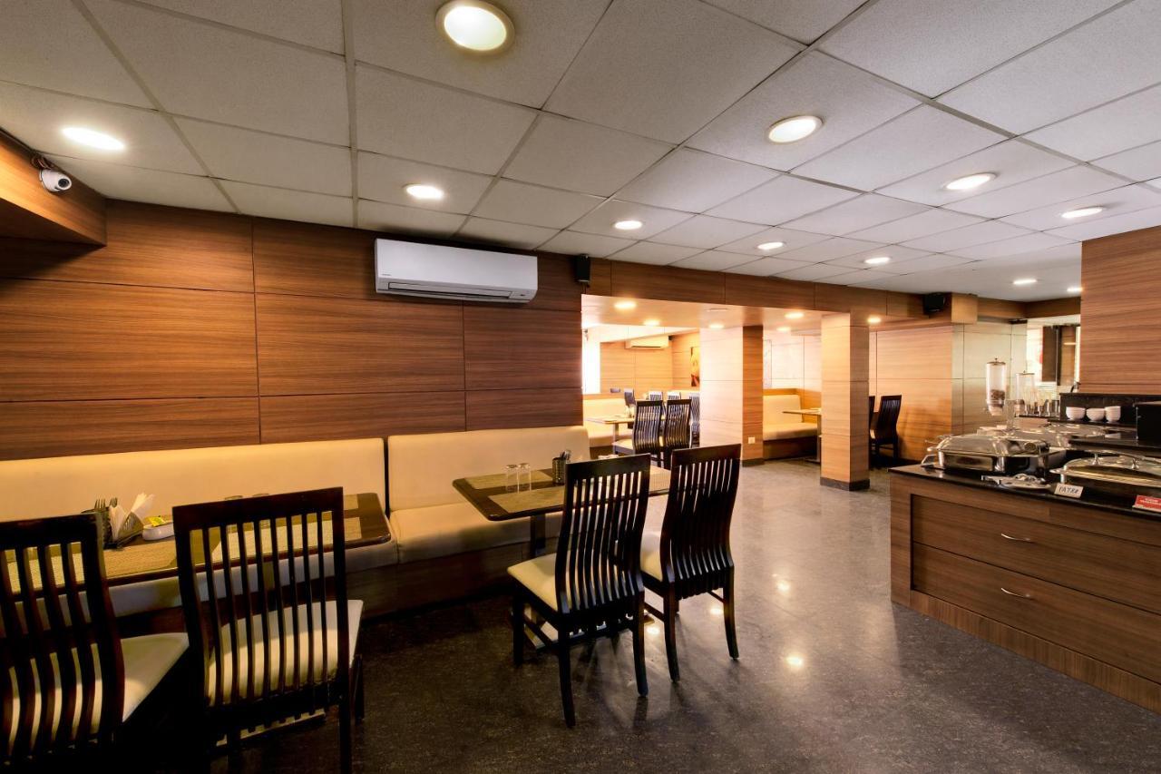 Central Beacon Hotel Surat Exterior foto