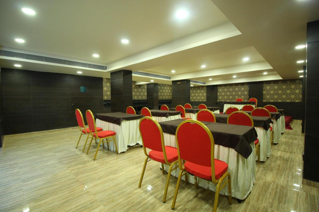 Central Beacon Hotel Surat Exterior foto