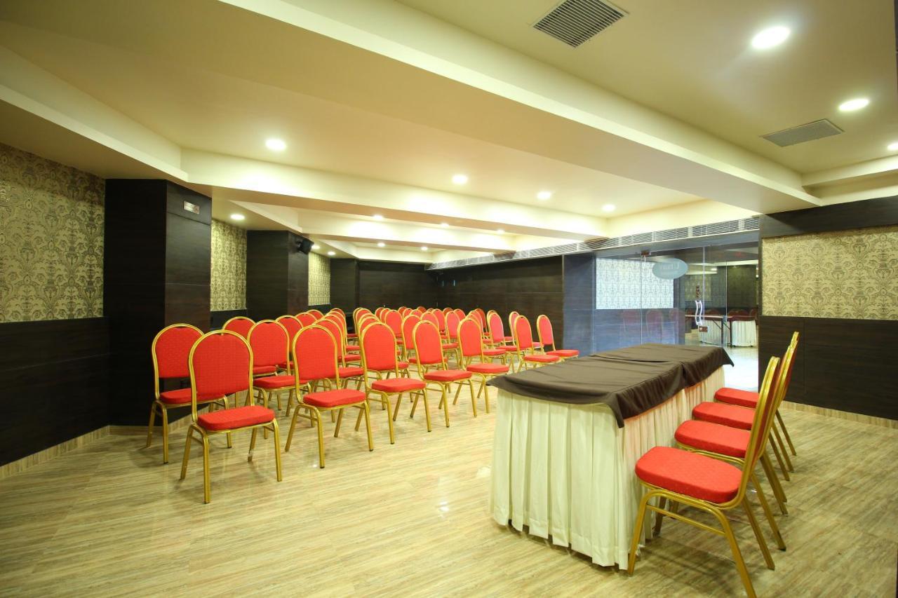 Central Beacon Hotel Surat Exterior foto
