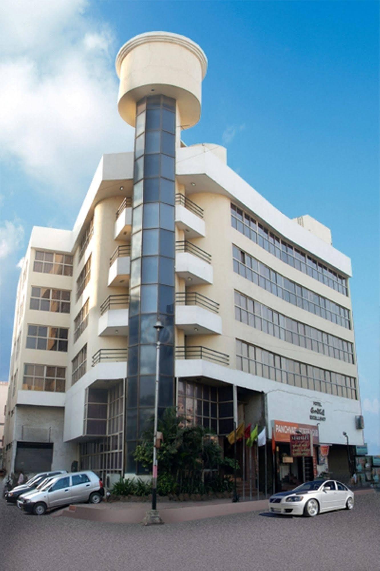 Central Beacon Hotel Surat Exterior foto